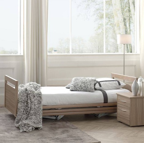 zorgbed, bedlift, eenpersoonsbed, uitvalbeveiliging, hekken, extra lage instap,Olympia Care licht eiken 90x200 cm 